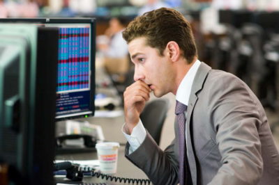 En børsmægler arbejder med at handle værdipapirer. Her er billede af Shia Laboeuf i filmen Wall Street 2 (2010)